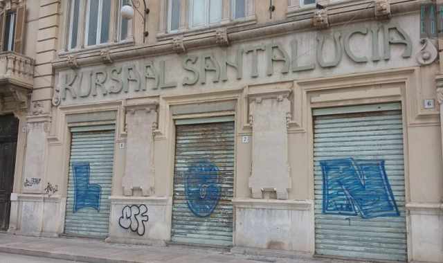 Bari, palazzi e monumenti deturpati: quando "arte" e "politica" sfociano nel vandalismo